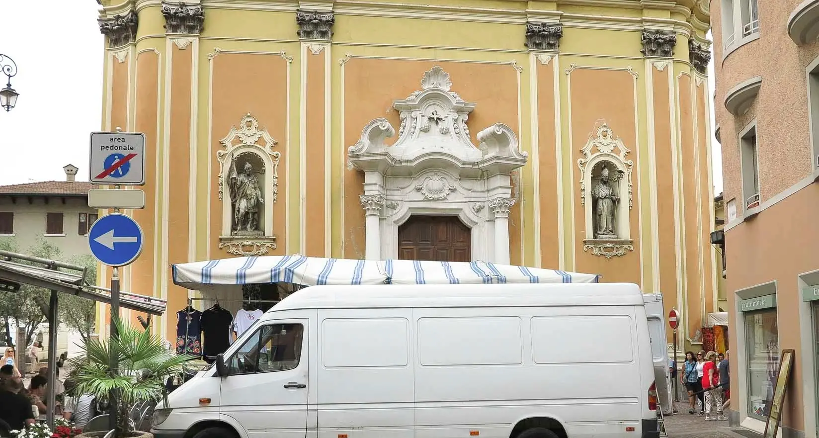 Riva, via Santa Maria \"chiusa\" dal mercato