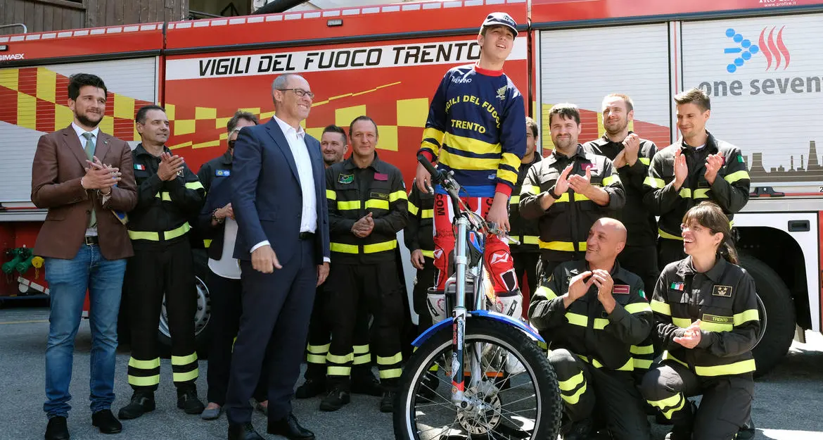 Michele, speciale campione di trial È il testimonial dei Vigili del Fuoco