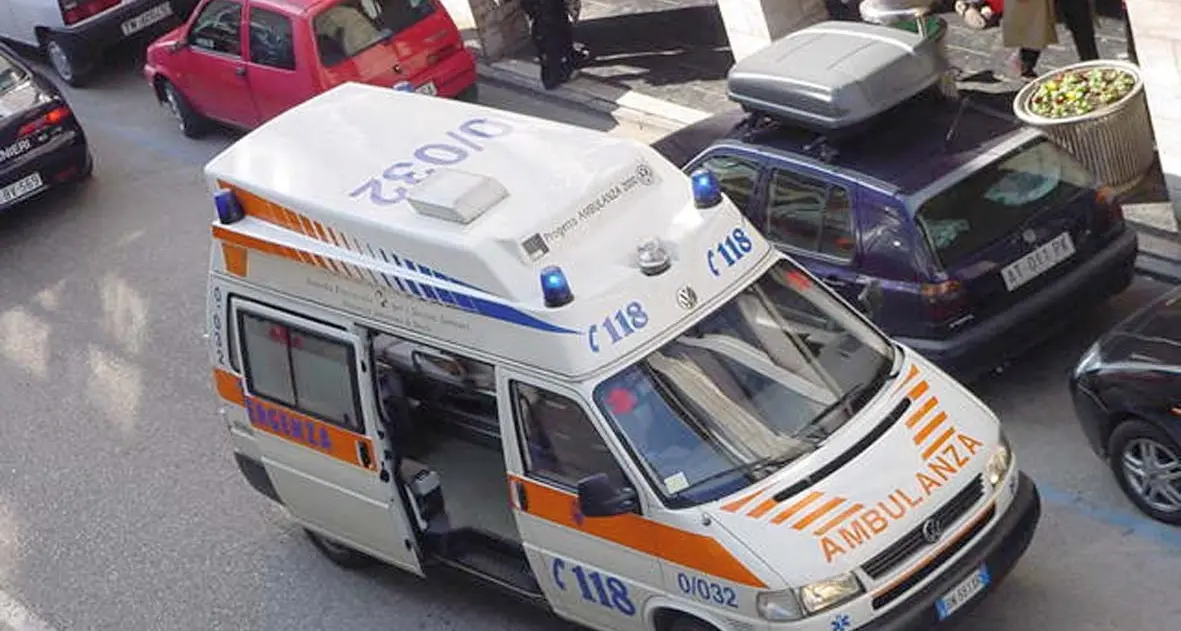 Cade dal camion, soccorso un autista