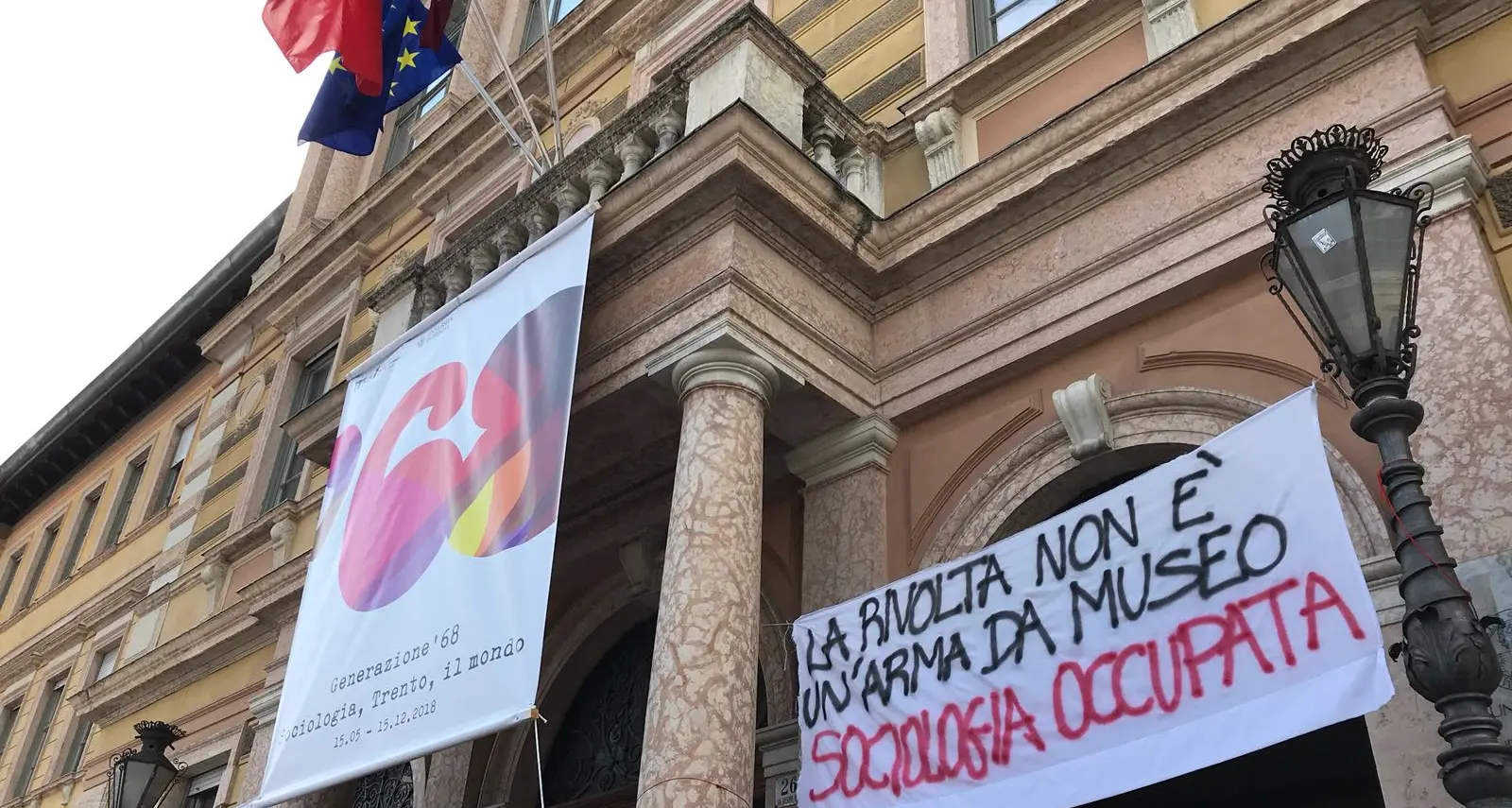 Anarchici contro gli Alpini: facoltà Sociologia occupata
