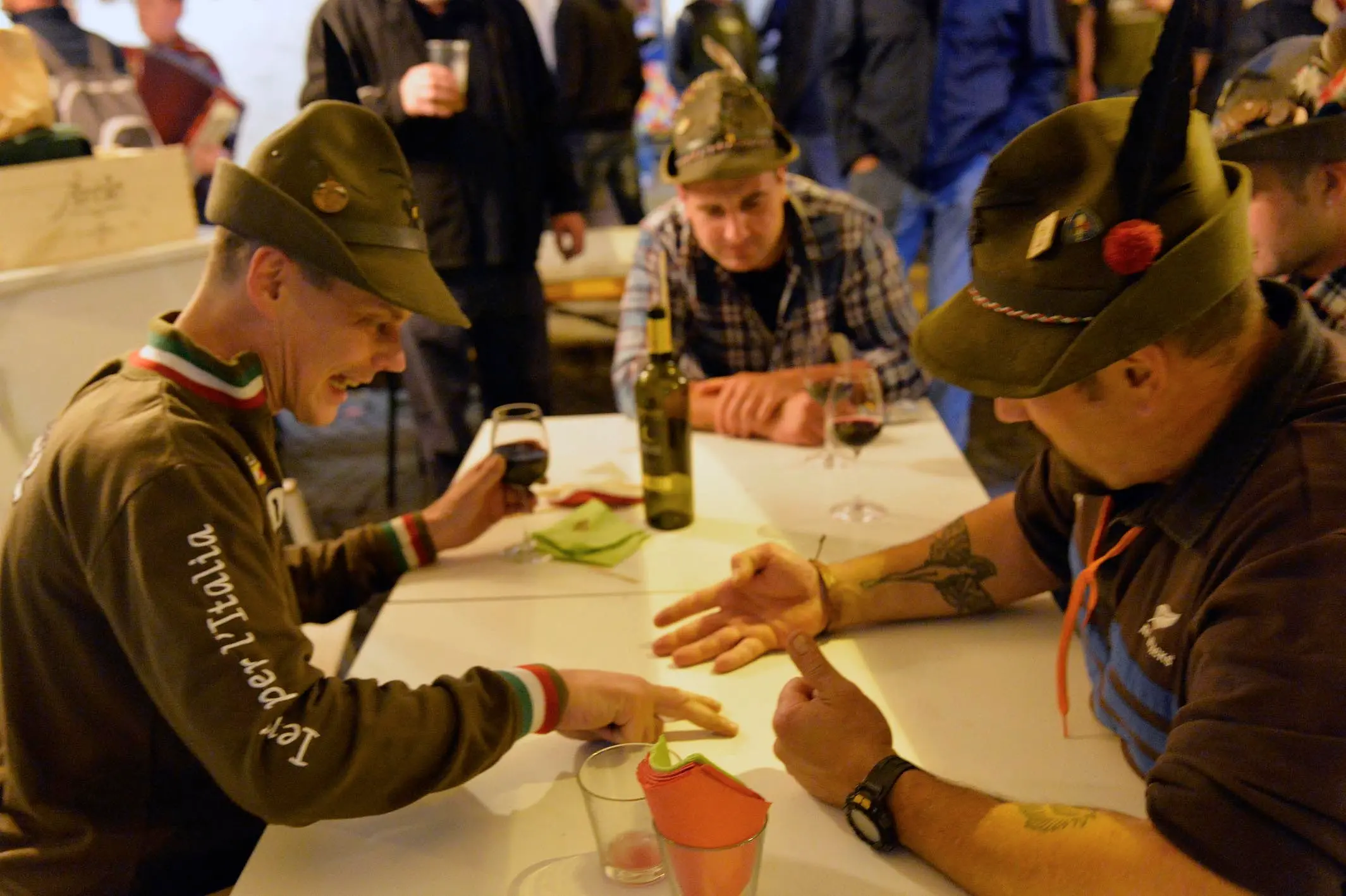 ADUNATA ALPINI SERA IN CITTA FESTA CANTI GENTE COLORE FOTO DI ALESSIO COSER