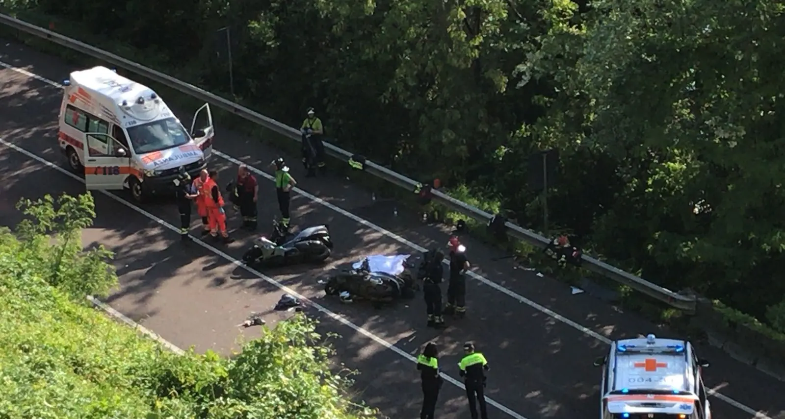 Tragico frontale tra due scooter sulla Valsugana Muore un motociclista, grave il secondo Strada chiusa da Levico a San Cristoforo