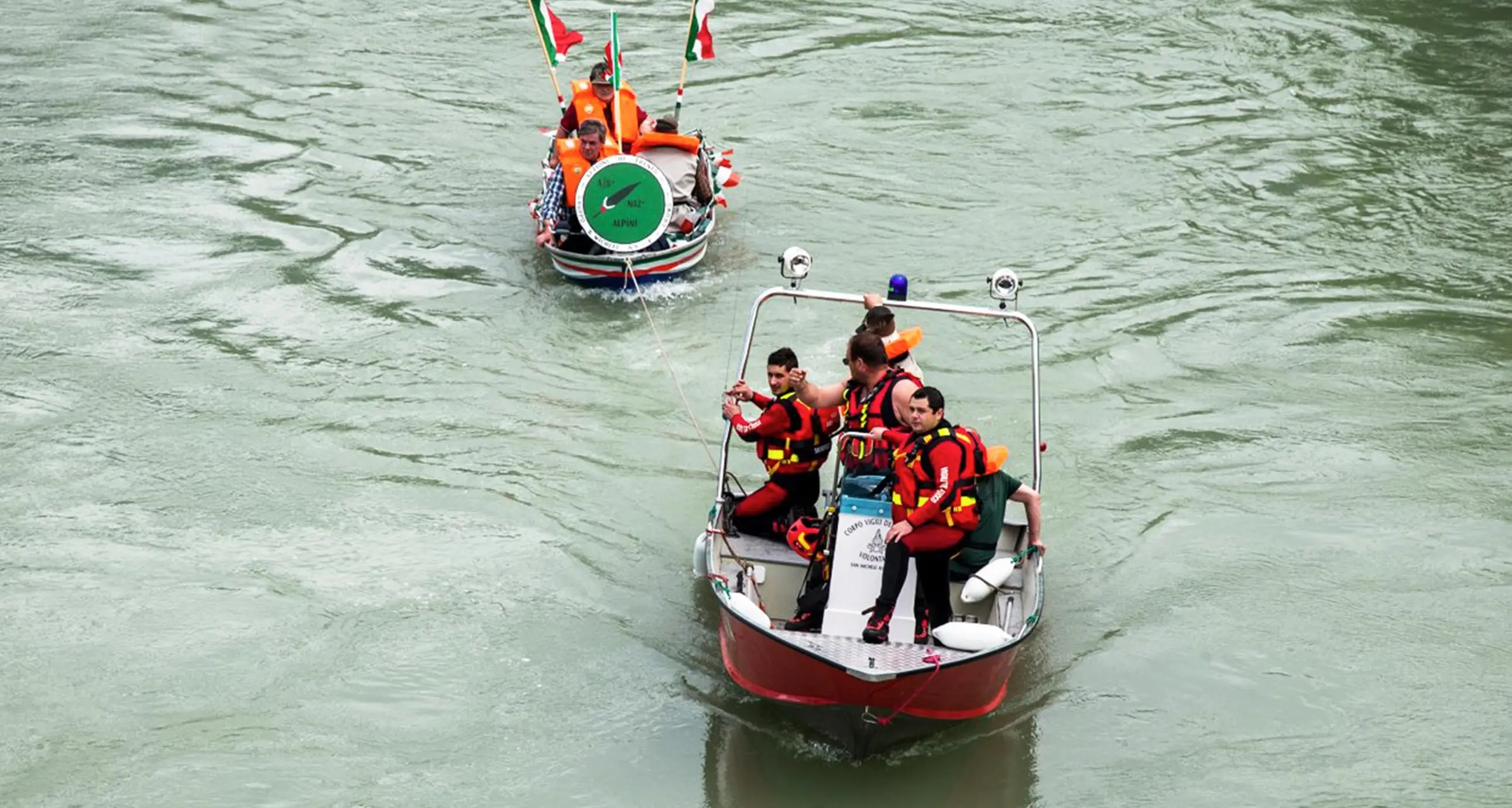 La zattera degli alpini si schianta dopo 300 metri: recuperati sani e salvi