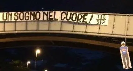 Macabro sfottò: sagome giocatori napoletani impiccate al ponte
