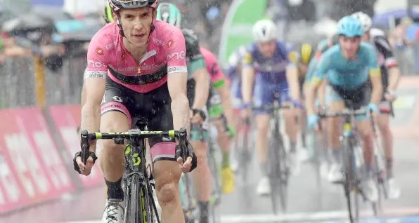 Giro, Simon Yates in rosa trionfa sul Gran Sasso