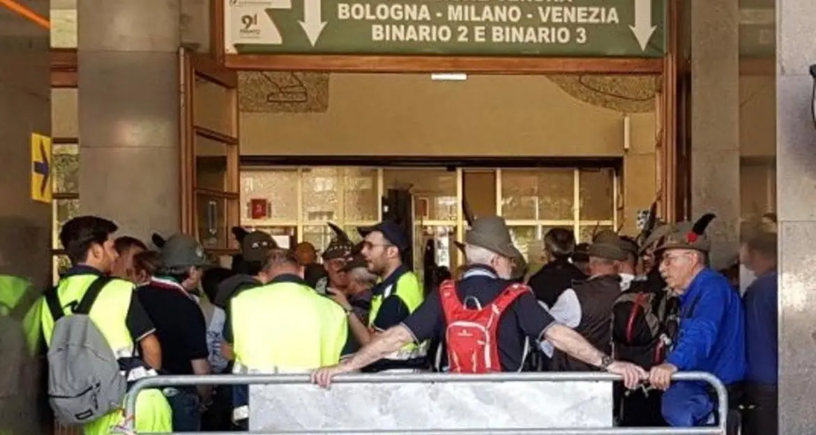 Adunata, inizia il rientro Code ai treni, bus aggiuntivi