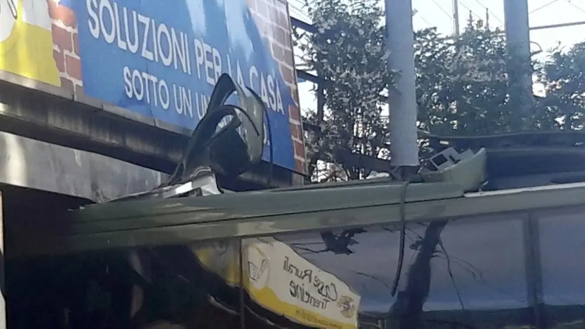 camion esercito incastrato sotto il Tombone
