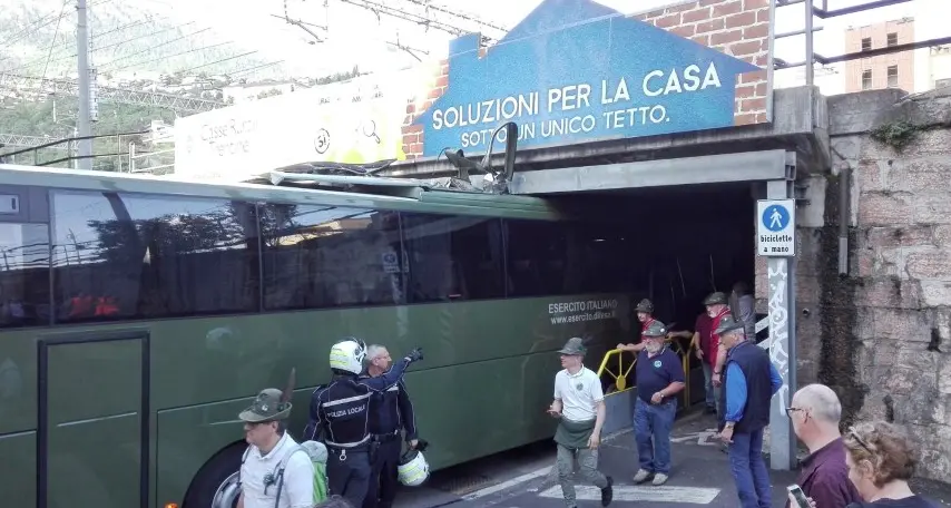 Il pullman dell'esercito incastrato nel sottopasso