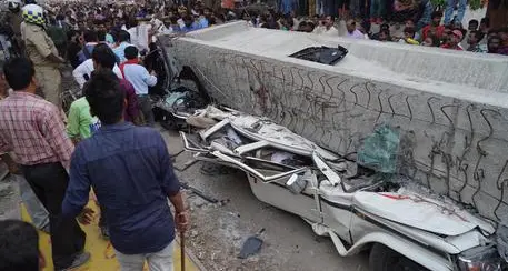 India, crolla un cavalcavia Almeno 18 morti