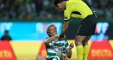 Sporting Lisbona, tifosi delusi picchiano giocatori in allenamento
