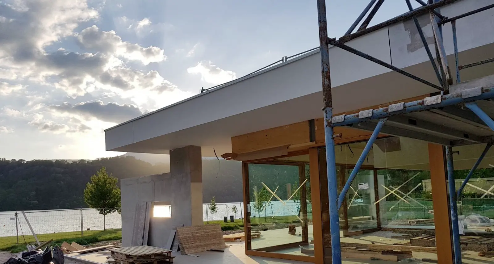 Levico, asta stratosferica per il nuovo bar sul lago