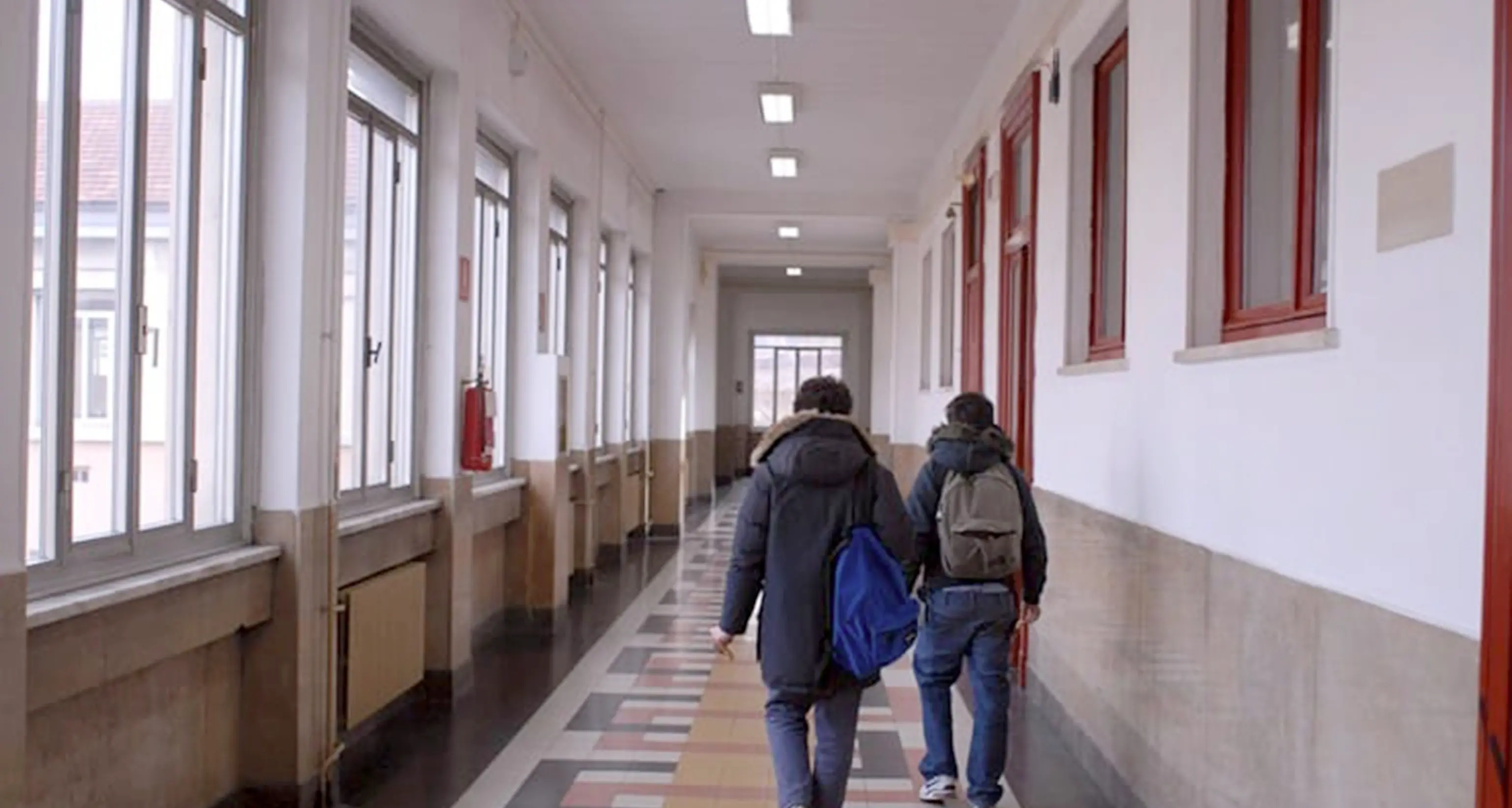 Estorce denaro al compagno di classe La scuola interviene: 16enne sospeso