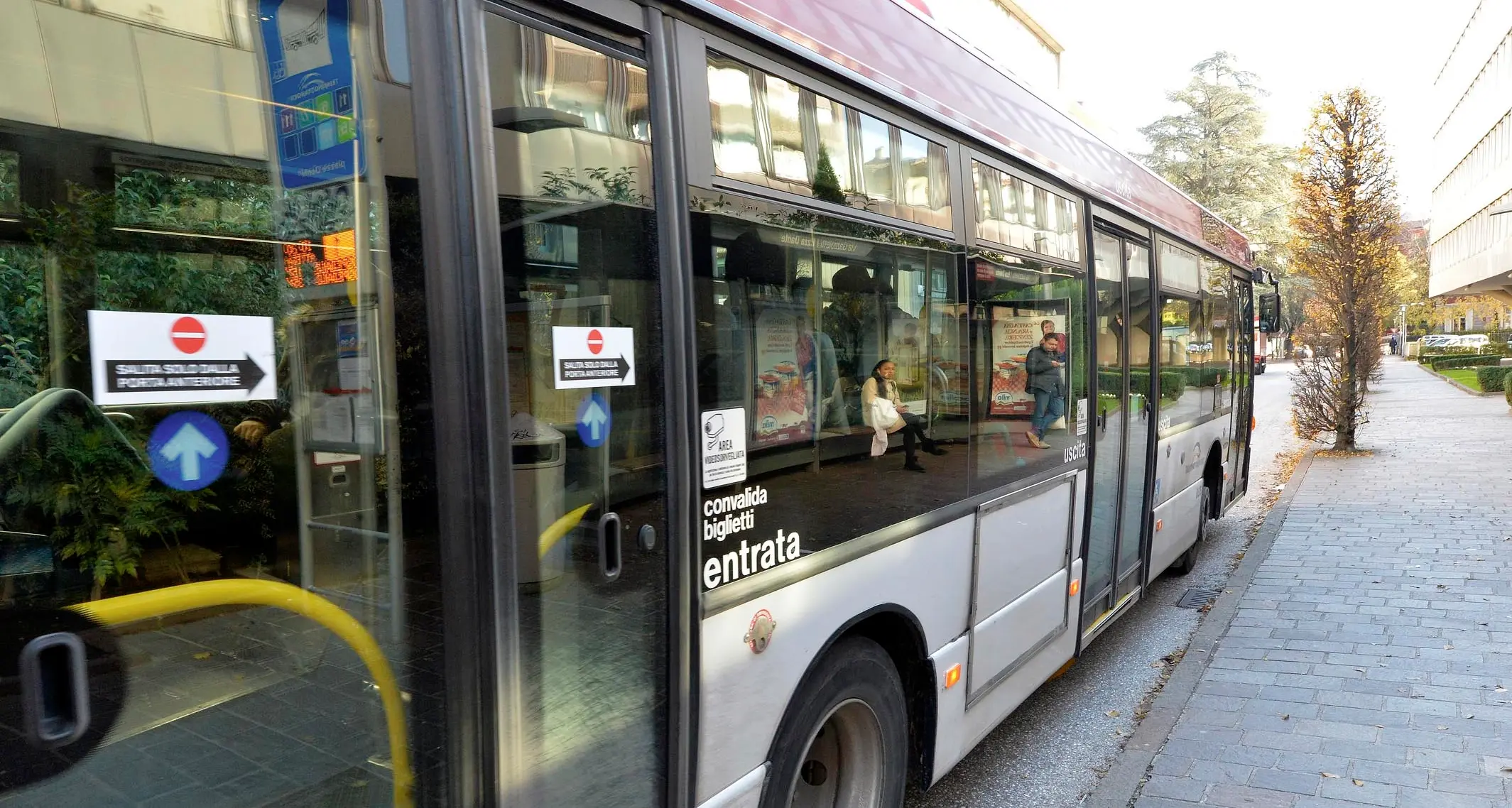 Autobus, biglietto invariato ma abbonamenti più cari