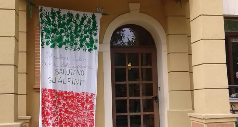 Manine tricolori per gli alpini: in città le tracce dell'adunata