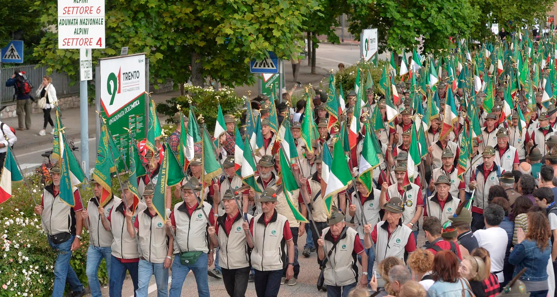 «Minacciato con la pistola e legato» La rapina durante la sfilata degli alpini