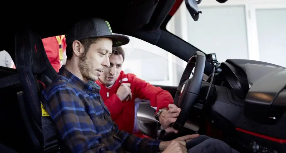 Valentino Rossi su Ferrari A Maranello per un test drive