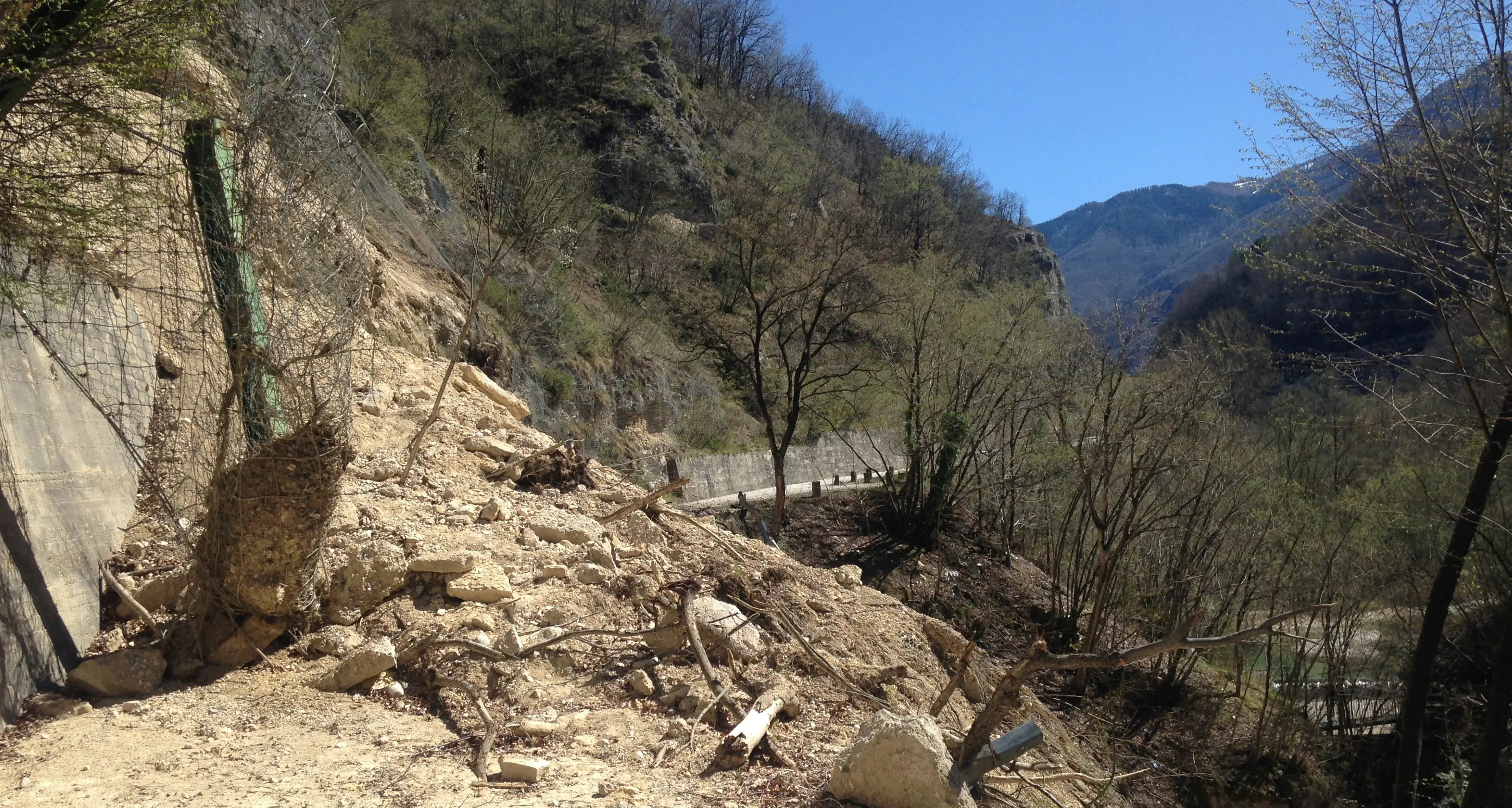 Chiusa per frana da 4 anni: oltre 400 firme per la strada