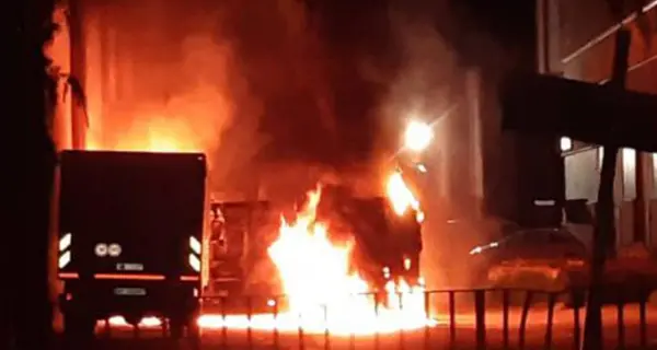 Cortocircuito: le fiamme distruggono un furgone