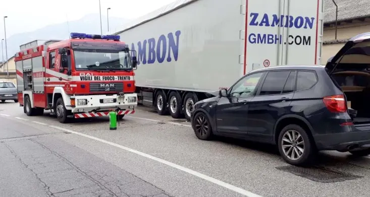 Con il Suv sotto il rimorchio Ferite due persone