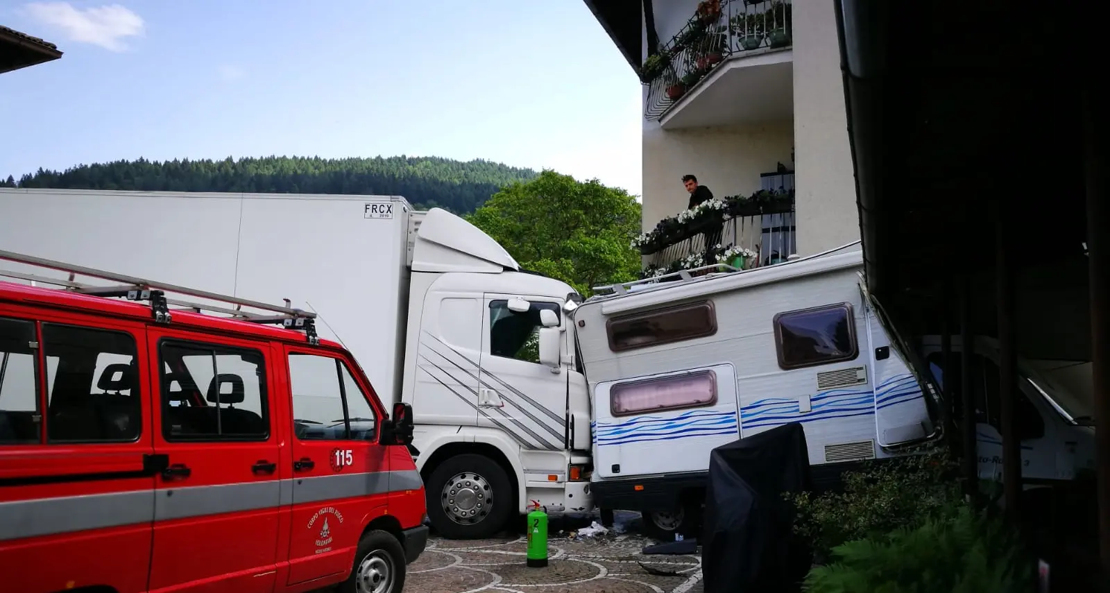 Autista muore schiacciato dal proprio camion Tragedia sul lavoro a Vigolo Vattaro