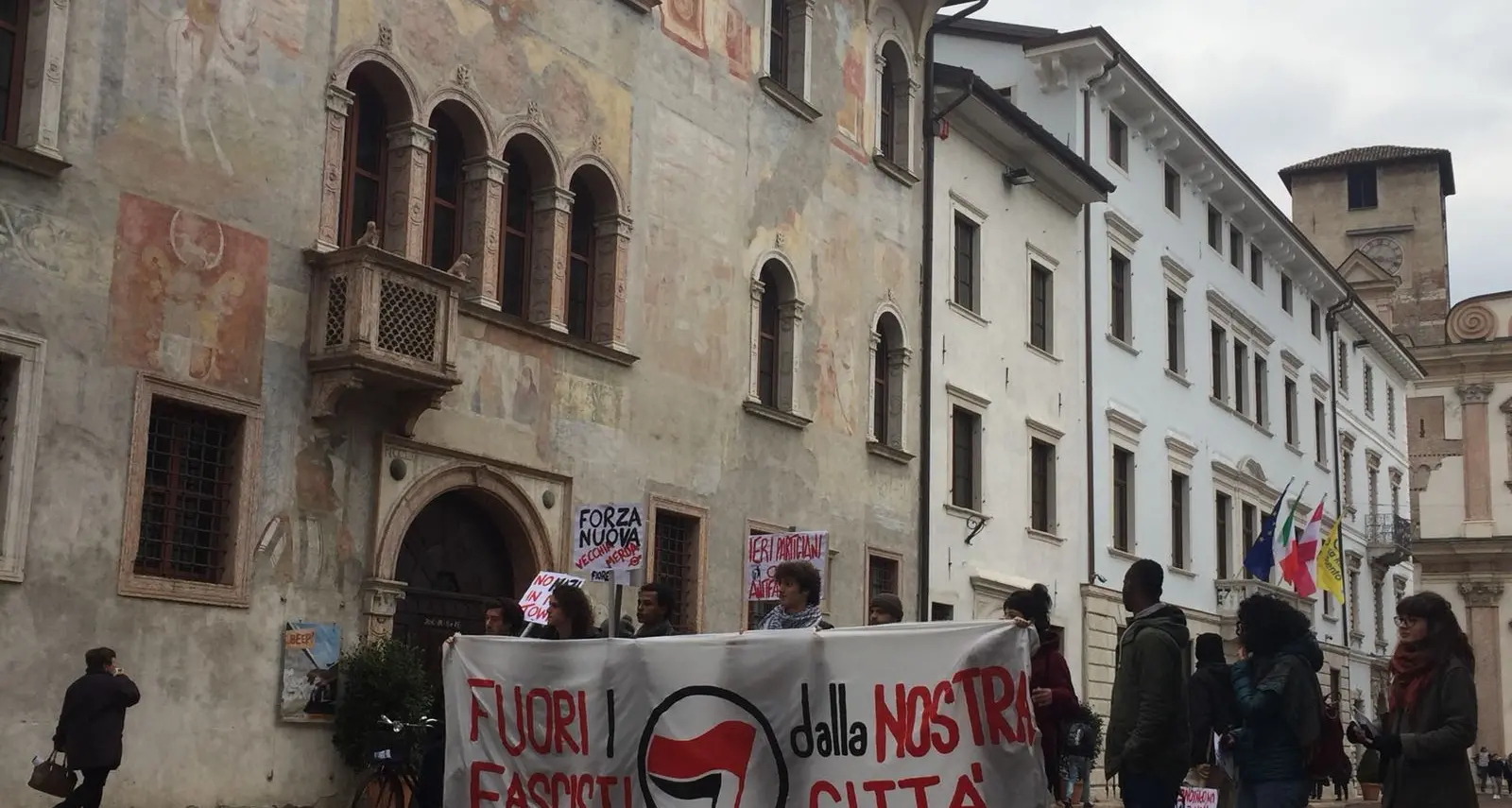 Via San Pietro, giornata di tensione: serie di vandalismi nella notte