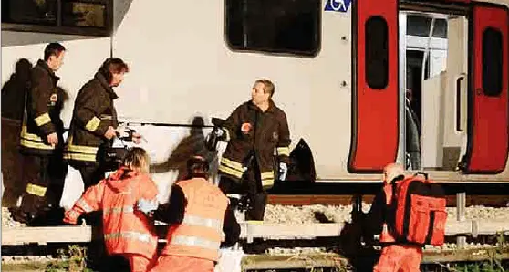 Investito dal treno lungo i binari Miracolato un anziano di 85 anni