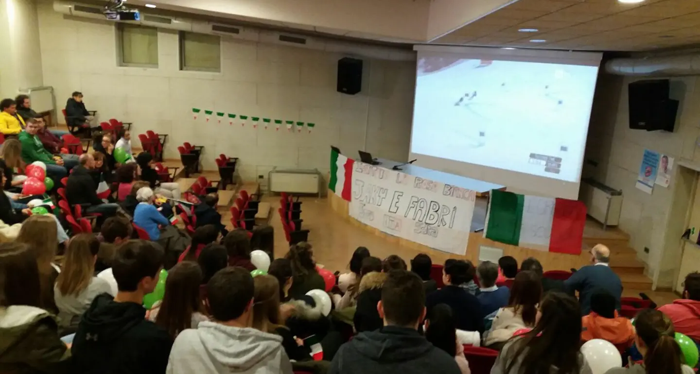 Cavalese, la scuola apre alle 5 per seguire l'oro olimpico di Bertagnolli e Casal