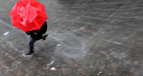 Maltempo, è allerta gialla per il weekend pioggia, temporali anche intensi. Protezione Civile mobilitata