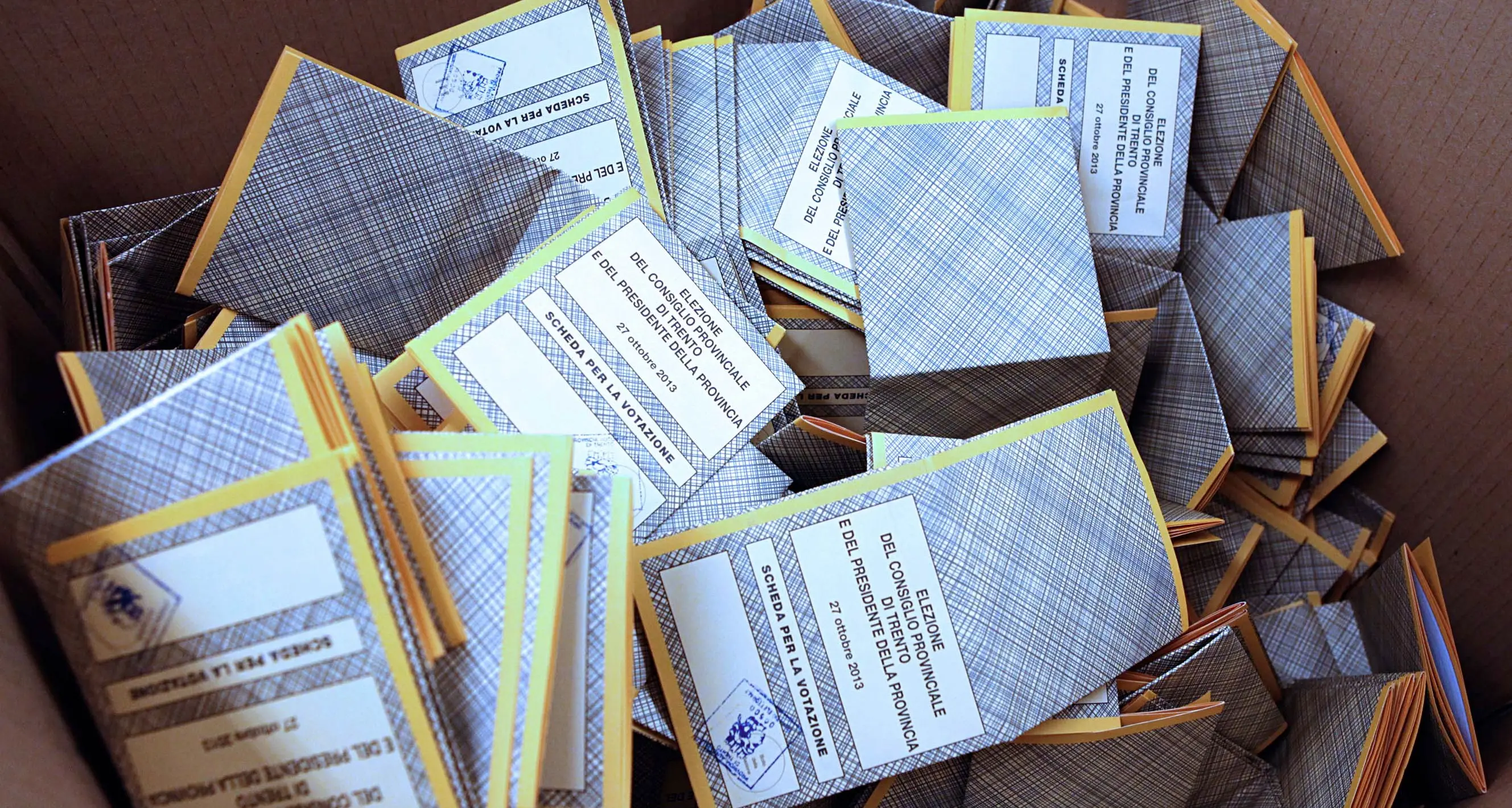Manca una «i» al cognome di un candidato: ristampate