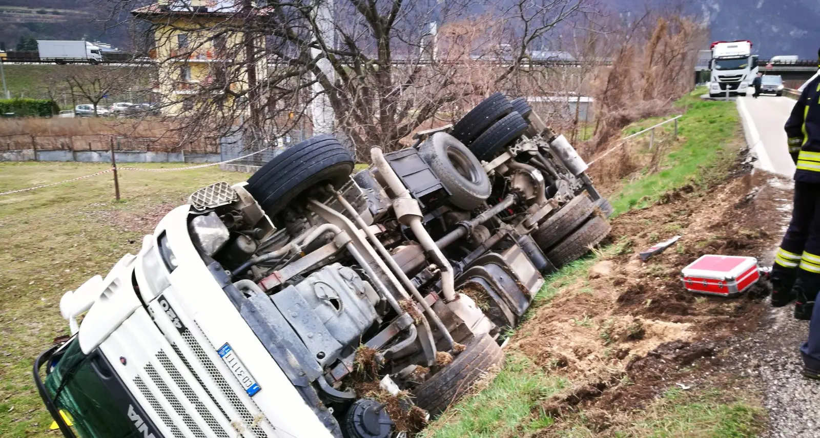 Camion si ribalta sulla strada che porta alla ditta Rigotti