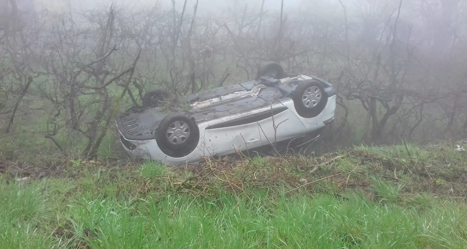 Vola con l’auto nella scarpata, 79enne illeso