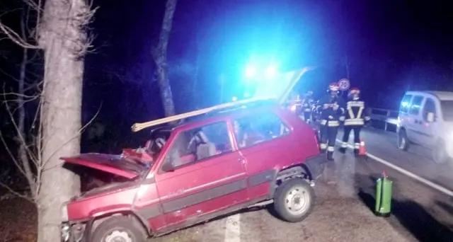 Passo S. Giovanni: la Panda si schianta contro l'albero