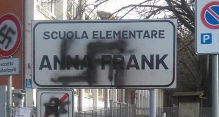 Svastica sul cartello della scuola «Anna Frank» di Pesaro