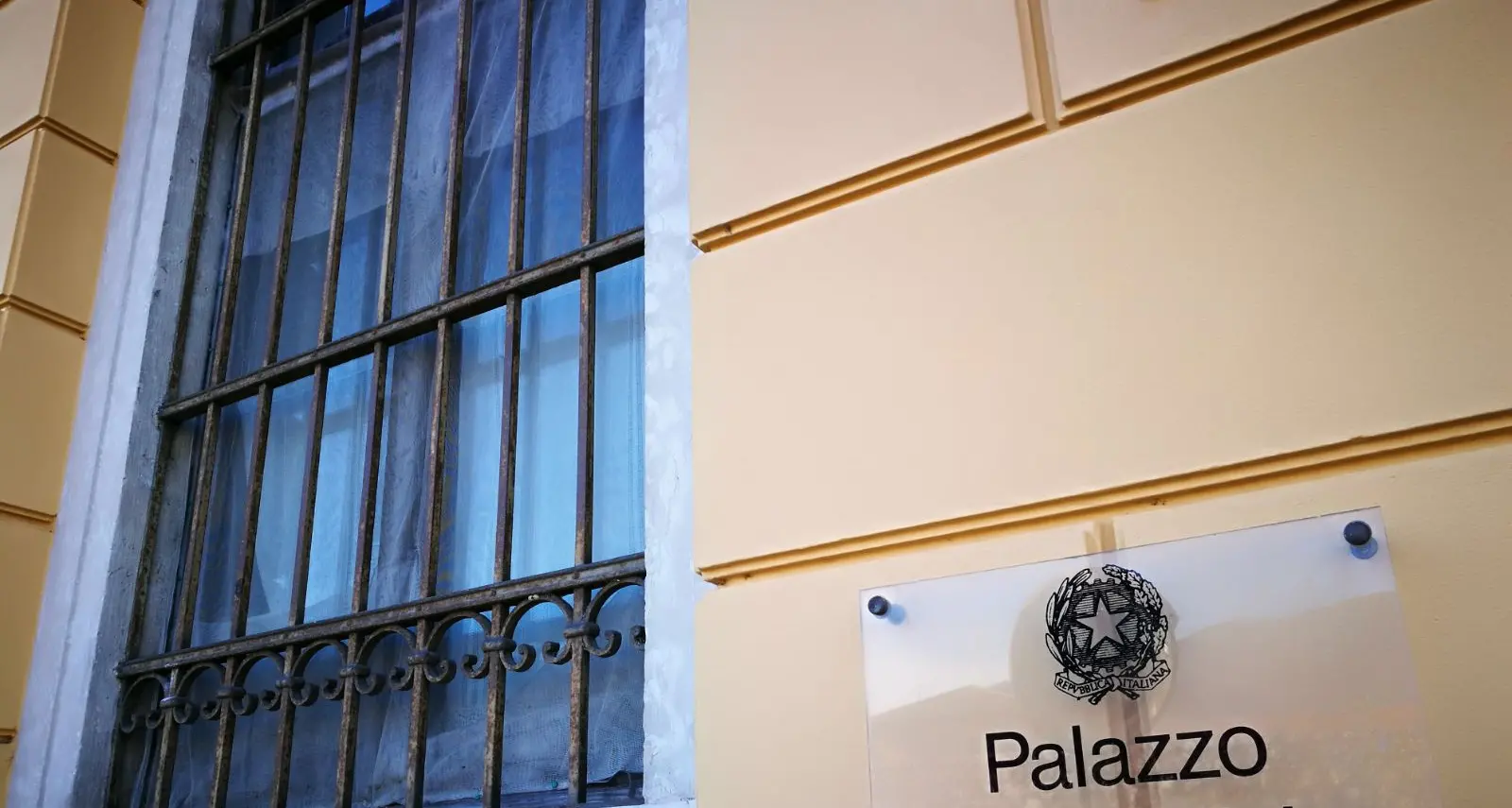 Vandali al Palazzo di Giustizia Vetrate infrante e sassate