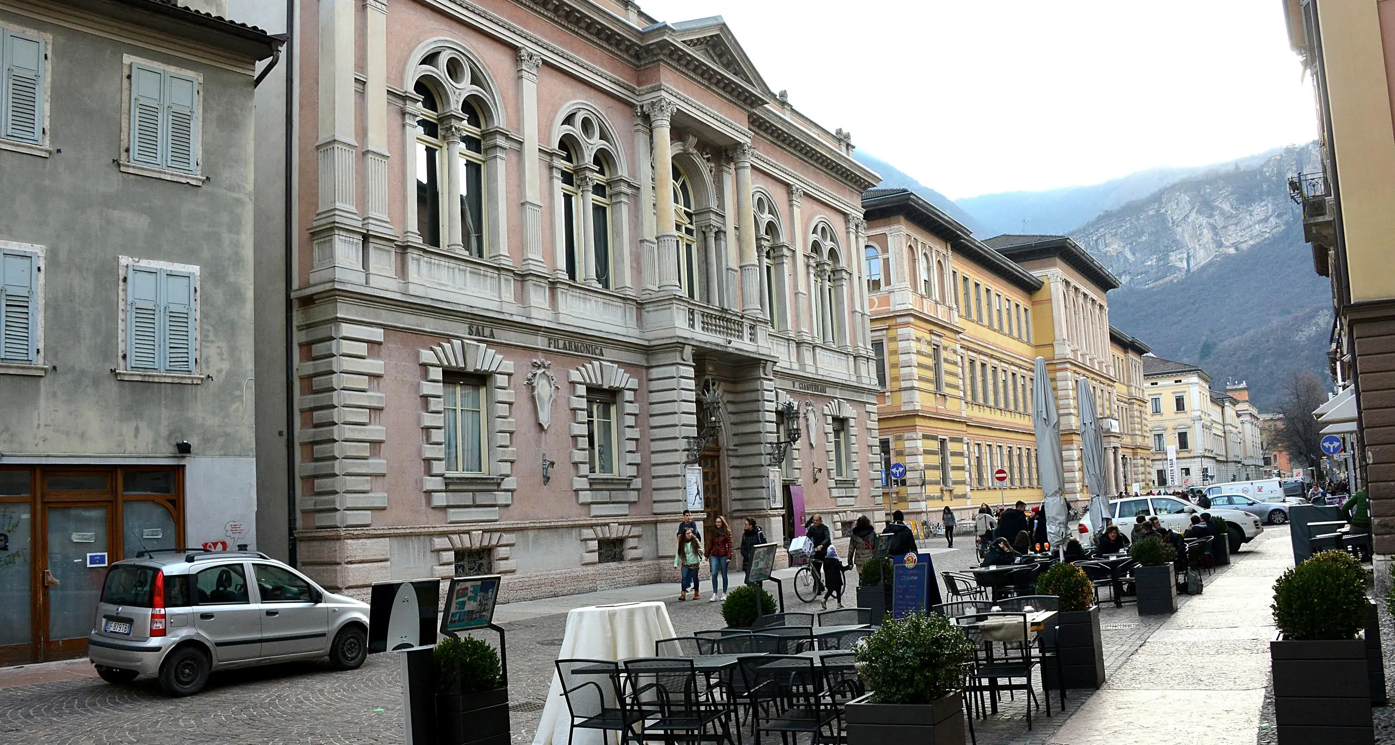 Via Verdi, la Filarmonica vince sui bar degli aperitivi