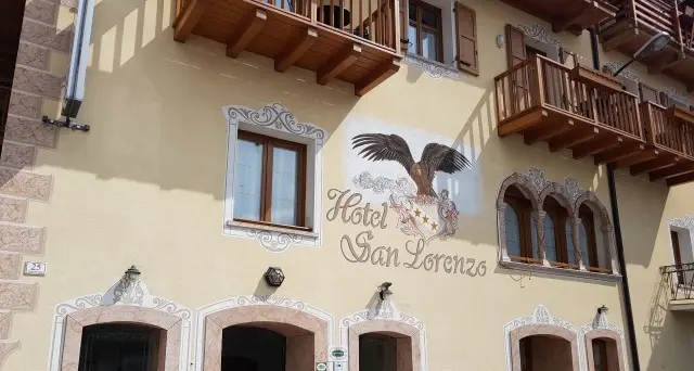 Attentato contro i profughi In fiamme la porta del B&B
