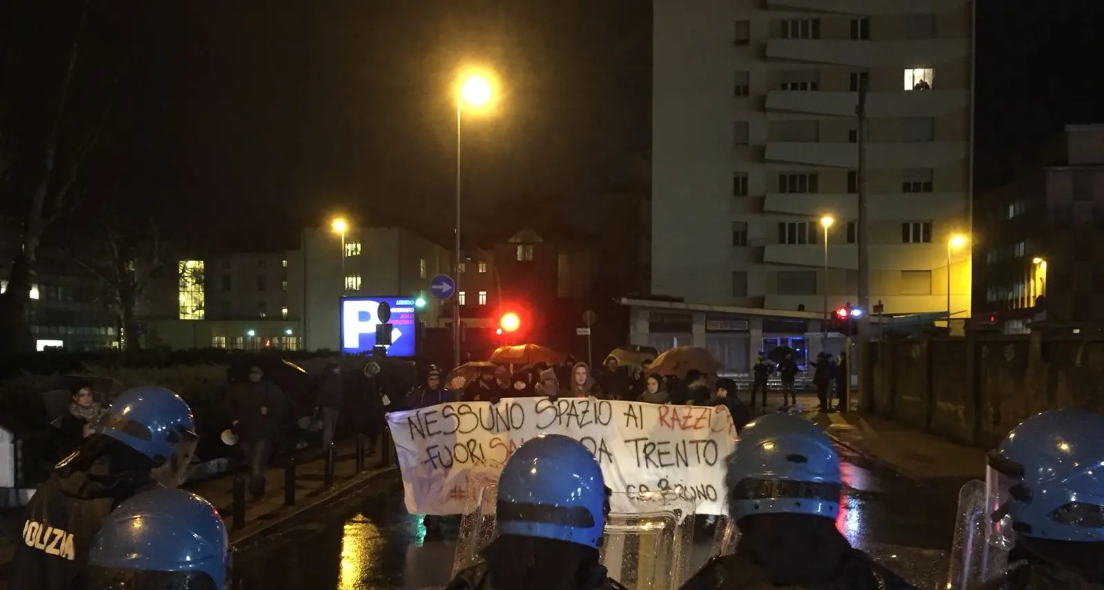 Via Segantini blindata in attesa di Matteo Salvini Per ora problemi al traffico con la strada chiusa