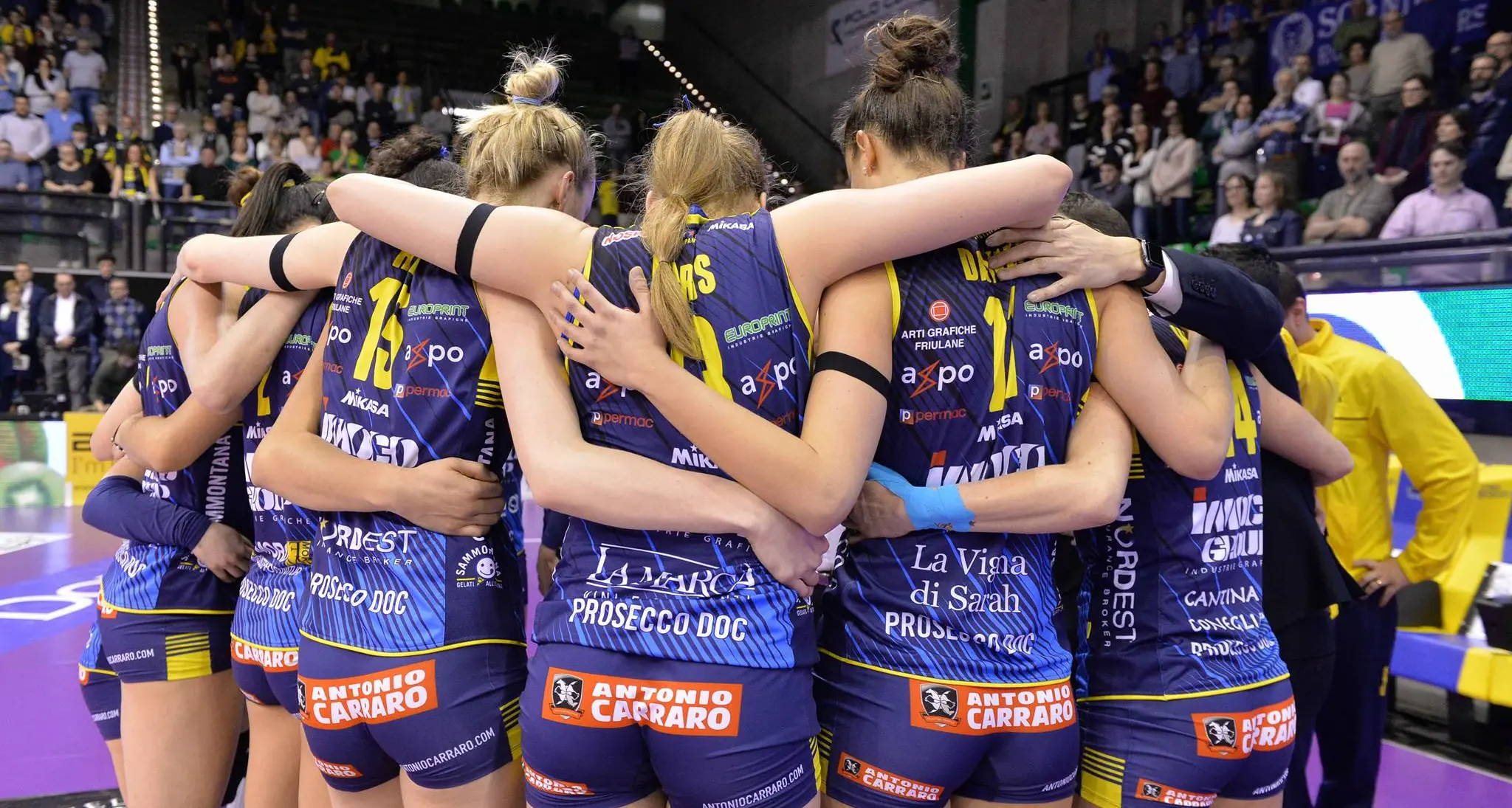 La squadra abbraccia il coach dopo la scomparsa del padre