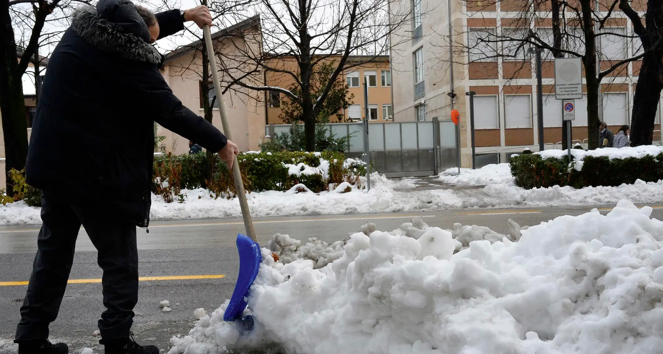 Nevicata a Trento, in azione mezzi e spalatori del Progettone