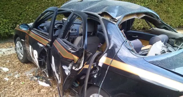 Bomba carta nell'automobile della «security» Esplosione nella notte alla discoteca «Papafico»