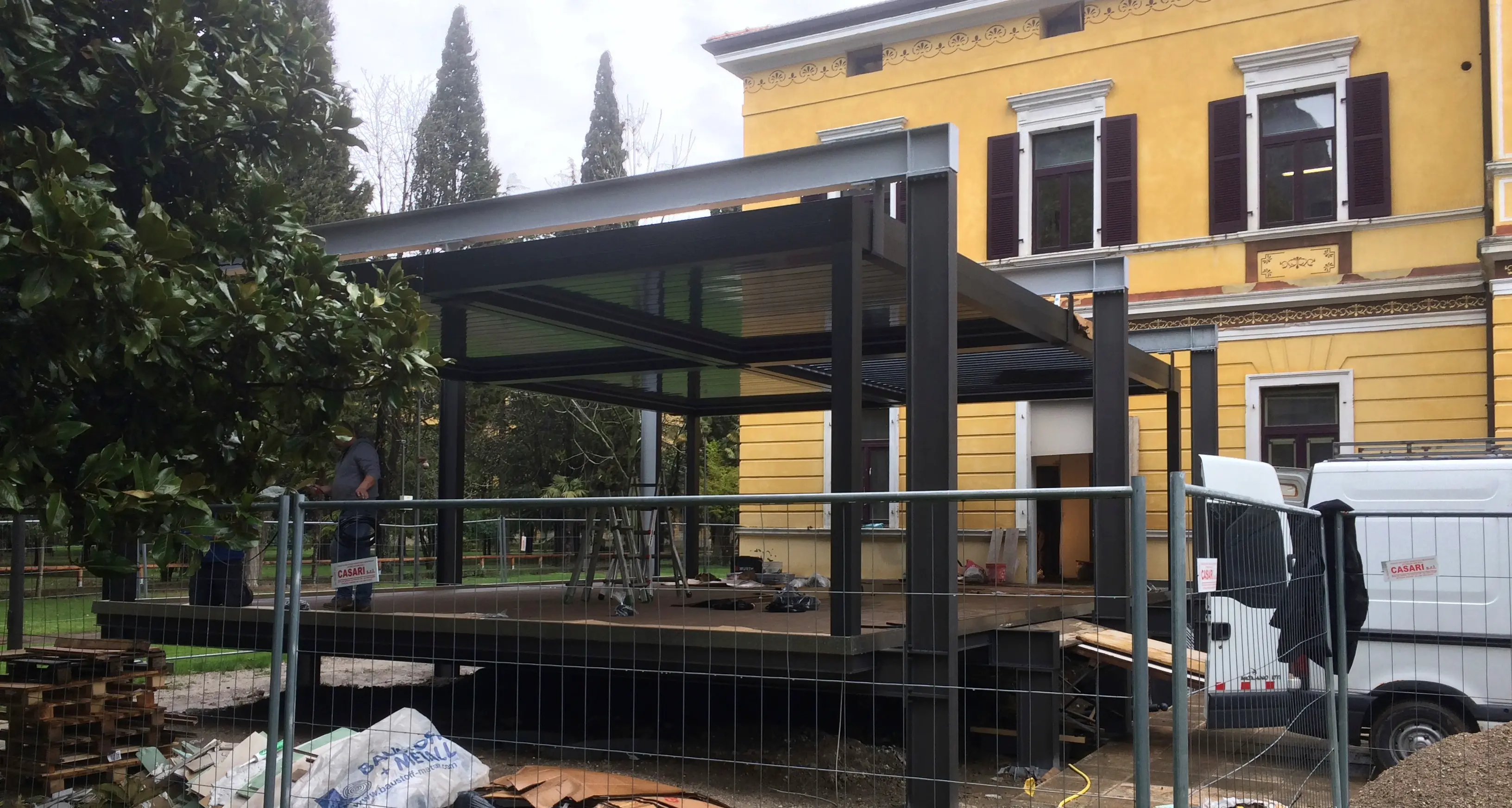 Il plateatico del Villino Campi, un \"cubo\" in spiaggia Sabbioni