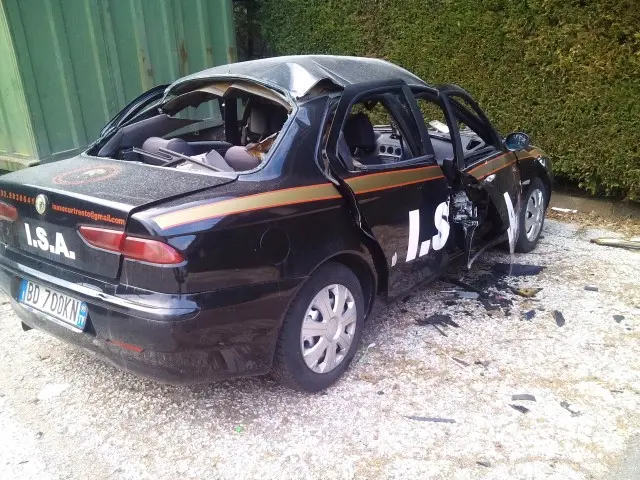 auto fatta saltare parcheggio Papafico