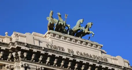 «Il saluto fascista non è reato se fatto solo per commemorare»