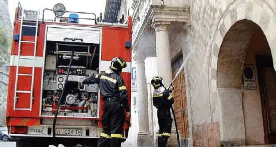 Vernice antigraffiti per salvare i palazzi «Troppi imbrattamenti che deturpano la città»