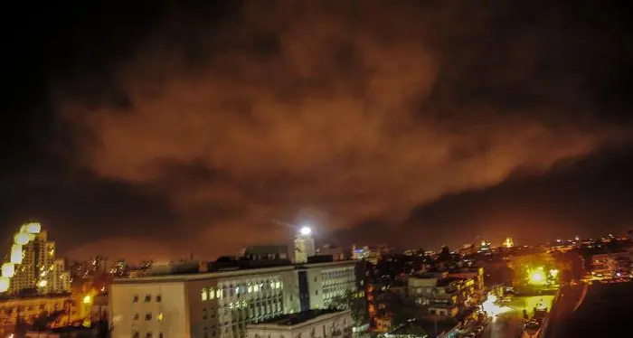 Usa, Gb e Francia hanno attaccato la Siria nella notte Colpito il presunto arsenale chimico di Assad