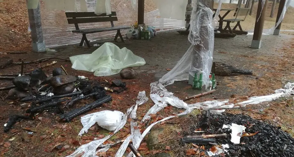 Montevaccino, vandali in azione: danni all'area attrezzata del Loch
