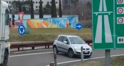 Macchina contromano sulla bretella a Rovereto sud