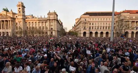 Ungheria:migliaia in piazza contro Orban