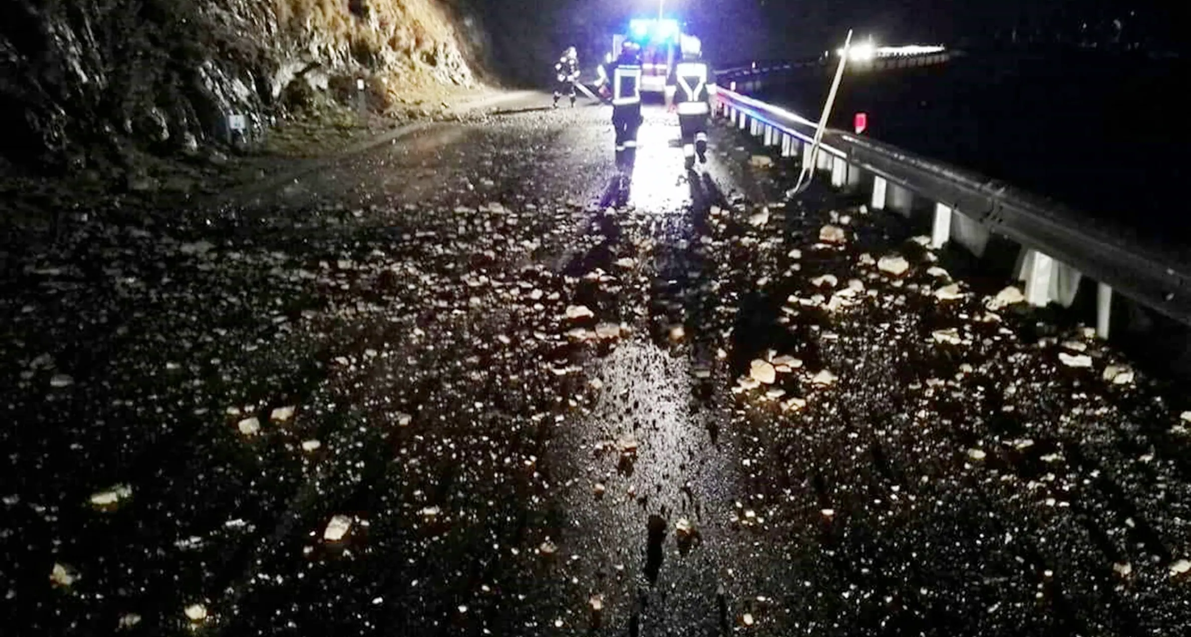 Raffica di sassi sulla strada Statale per Ledro chiusa 12 ore