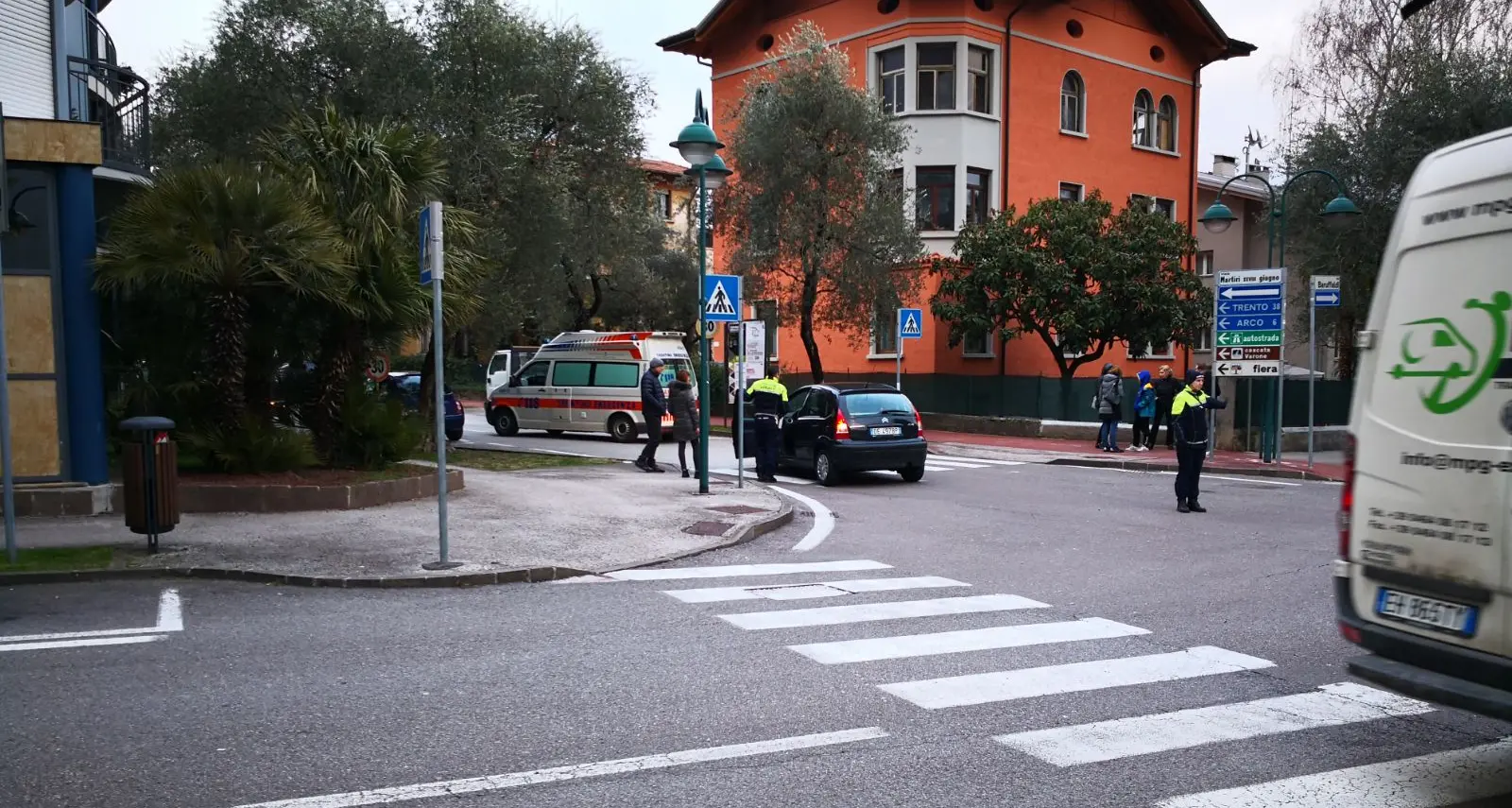 Attraversa sulle strisce, investita in viale Martiri